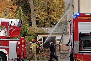Pożar pustostanu przy ul. Jeziornej w Kartuzach. Jedna osoba ranna-72462