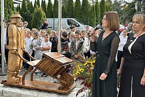Goręczyno. Przed szkołą stanęła rzeźba Remusa, a w niej kapsuła czasu-72483