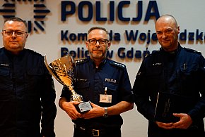 Romuald Wierzba z KPP Kartuzy najlepszym dyżurnym na Pomorzu!-72936