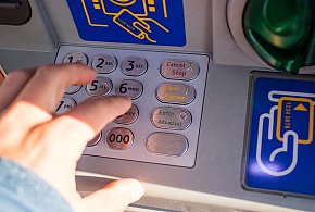 Z kont znikały pieniądze. Policja i bank badają ogólnopolski incydent-73072