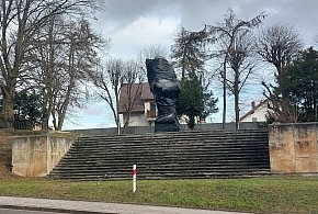 Żukowo. Ktoś podpalił pomnik Iwana. Policja szuka sprawców-73385