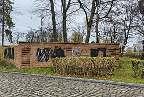 Kartuzy. Kibice pomazali zabytkowy mur przy cmentarzu. Są w rękach policji-73526