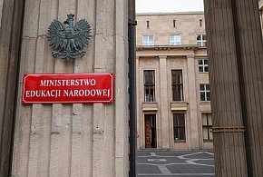 Nauczyciele nie będą mieli statusu funkcjonariuszy publicznych?-73595