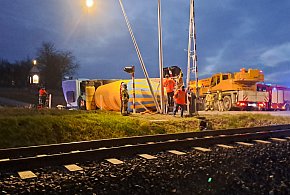 Żukowo. Zderzenie osobówki z betoniarką. Jedna osoba ranna-73841