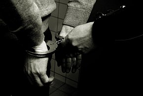 Poszukiwani w rękach policji. Jeden z nich oferował narkotyki nieletnim-73820