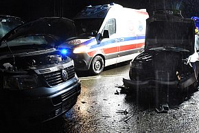 Smolniki. Zderzenie audi z volkswagenem na skrzyżowaniu-73955