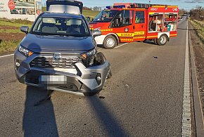 Lniska. Wypadek z udziałem motocyklisty. Jedna osoba w szpitalu-73961