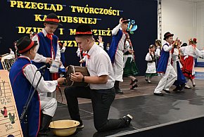 Kaszubskie zespoły dziecięce prezentowały w Kartuzach swoje talenty-74105