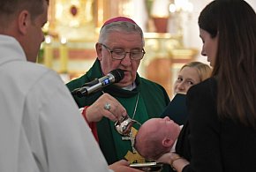 Biskupi uznali, że nie można odmówić chrztu dziecku z in vitro-74178