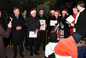 Sierakowicka choinka rozbłysła. Ale coś było nie tak...-74886