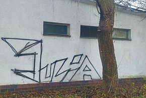 Kartuzy. 40-letni "Romeo" zatrzymany. Malował imię ukochanej na budynkach-74949