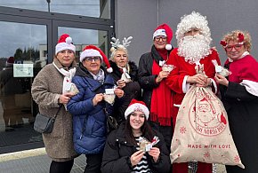 Powiat. Młodzi i seniorzy ramię w ramię: razem pieką, razem pomagają-75147