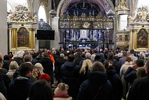 Stabilizuje się frekwencja na mszach i liczba przystępujących do Komunii św.-75249