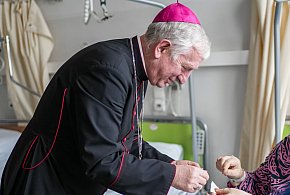 Biskup pelpliński z przedświąteczną wizytą w szpitalu i hospicjum-75357