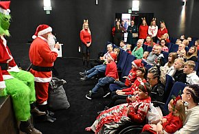 Mikołaj i Grinch zawitali do Kartuz - to niespodzianka dla rodzin zastępczych-75432
