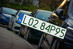 Tablice z zielonymi napisami na kolejnych autach. Nie chodzi o "elektryki"-75580