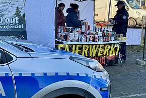 Sierakowice. Policjanci kontrolują punkty sprzedaży fajerwerków-75715