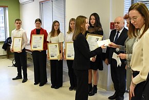 Halina Buchacz wręczyła nagrody najlepszym uczniom z jęz. kaszubskiego-75748