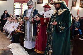 Trzej monarchowie wraz z kolorowymi orszakami podążali ulicami Kartuz-75991