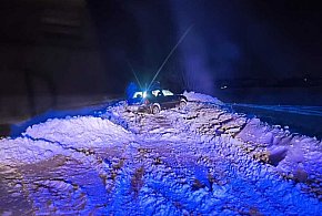 Kartuzy. Nocny pościg za kierowcą Volkswagena. Auto wylądowało w zaspie-76018