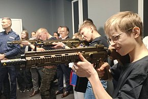 Pomieczyno. W szkole otwarto nowoczesną strzelnicę wirtualną-76489