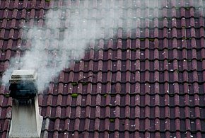 Ponad 2,5 miliona gospodarstw domowych wciąż korzysta z "kopciuchów"-76540