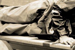 Zimno jest śmiertelnym zagrożeniem. Kiedy zaczyna się hipotermia i jak reagować?