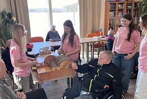 Wnuczki z wyboru - młodzież z Kartuz pomaga samotnym seniorom