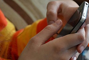 Dzień Bezpiecznego Internetu. Psycholog: smartfon szkodzi rozwojowi dziecka