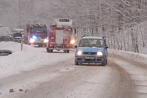 Trudne warunki na drogach. Potężne korki w rejonie Kartuz