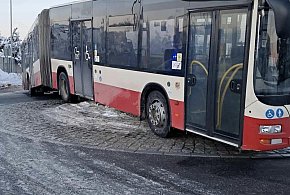 Banino. Autobus utknął na rondzie. Pomogli strażacy