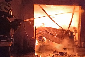 Skrzeszewo.  Pożar garażu. Uratowano sąsiednie zabudowania