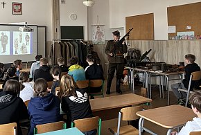 Historia, której można dotknąć. Rekonstruktorzy w szkołach gminy Somonino