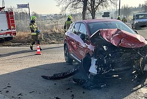 Kożyczkowo. Poważna kolizja. Przód osobówki został kompletnie zniszczony