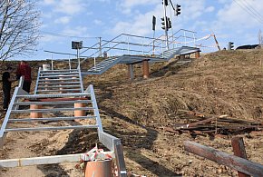 Powstają schody z Rutek do Borkowa. Ale czy na pewno o to chodziło?