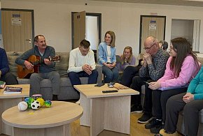 Sierakowice. Uczennice "łączą pokolenia". Spędziły czas z seniorami