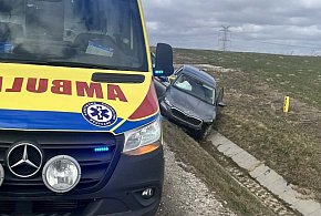 Pępowo. Samochód wypadł z drogi. Jedna osoba poszkodowana