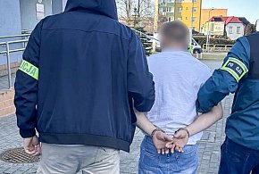 Sąd w Kartuzach wydał za nim list gończy. Ukrył się w... kanapie