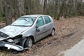 Mirachowo. Porzucony samochód od kilku miesięcy rdzewieje przy drodze
