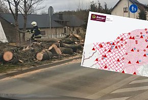 Region. Połamane drzewa i konary. W wielu miejscach nie ma prądu