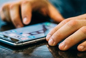 Jak wyegzekwować zakaz używania komórek w szkołach? To nie jest łatwe