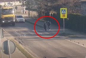 Staniszewo. Skandaliczny manewr kierowcy. Na przejściu były dzieci!