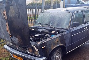 Pożar auta w Hopowie. W ogniu stanął zabytkowy fiat 125
