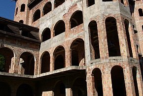 Zamek w Łapalicach wciąż przyciąga. Ale to niebezpieczne miejsce