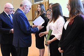Tegoroczni maturzyści odebrali świadectwa. Niebawem egzaminy