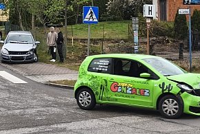 Kartuzy. Kolizja dwóch samochodów na ul. Zamkowej