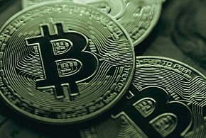 PiS "od ściany do ściany". Teraz chce zakazu kryptowalut