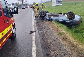 Lniska. Dachowanie na drodze wojewódzkiej. Jedna osoba ranna