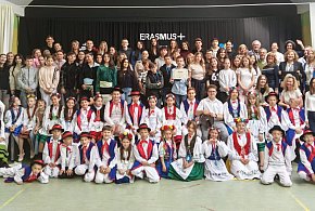 Goście z Portugalii, Serbii i Francji w szkole w Pomieczyńskiej Hucie