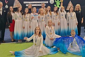 Taneczne Show w Kiełpinie. Kilkadziesiąt młodych tancerzy na parkiecie
